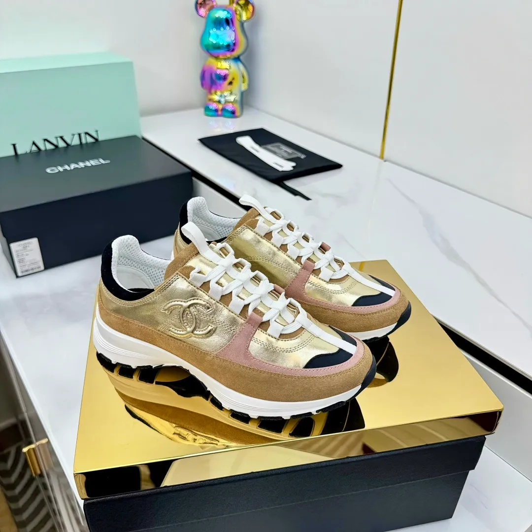 👟👟Ex-factory price 600👟👟High quality! ! ! CHANEL Chanel 25A latest thick-soled casual sports shoes. The counter is synchronized. The counter is very popular. It is a shoe that is very difficult to buy. The most popular thick-soled casual shoes on the Internet. As you can imagine, the most popular thick-soled casual shoes can not be missed. It has both good looks and comfort. Simple and versatile. The thick sole increases the height and is super versatile. Whoever wears it will look better. Upper: cowhide stitching. Lining: breathable mesh. Outsole: TPU original outsole. Size: 35-41 👉